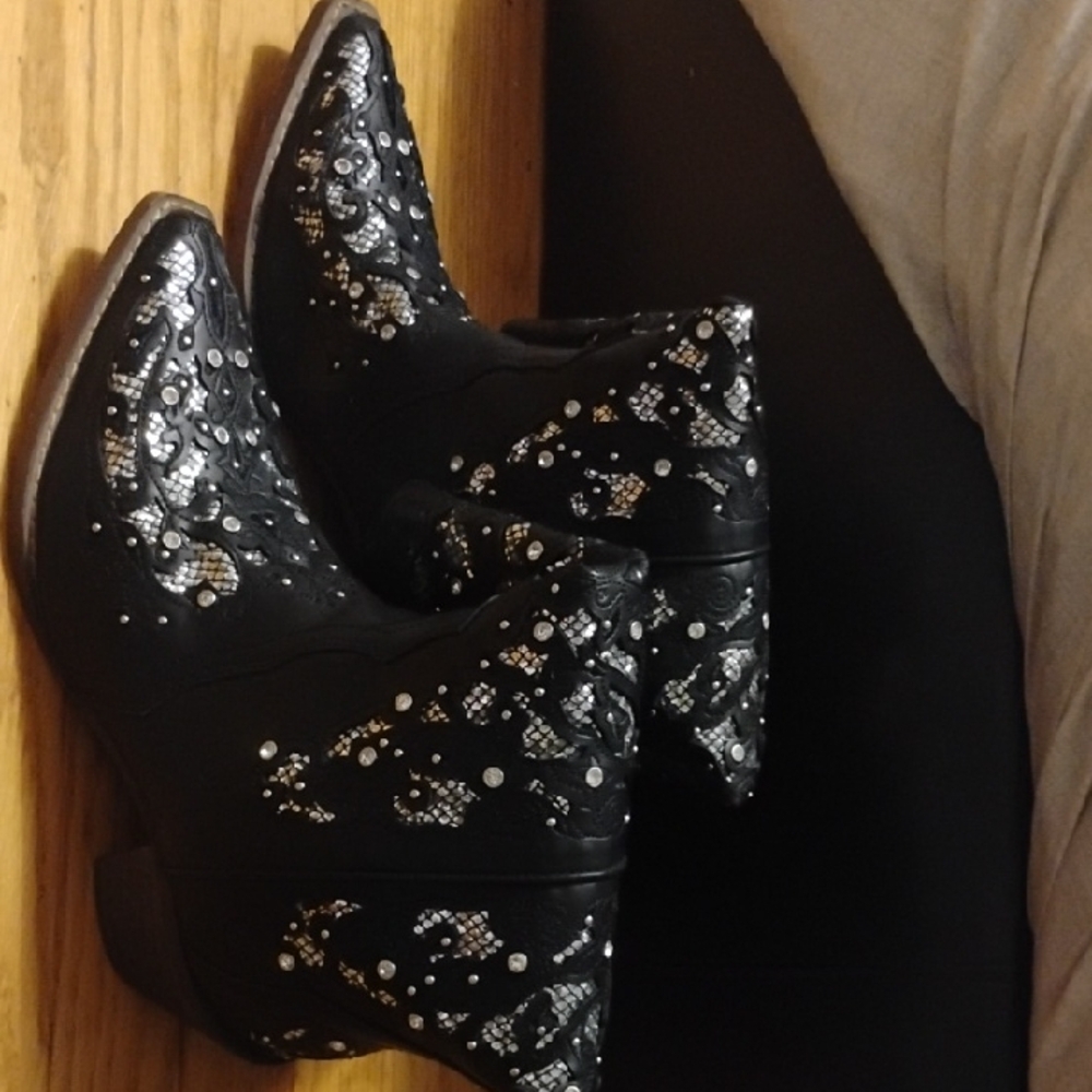 SHEIN Black Ankle Boots with Intricate Pattern